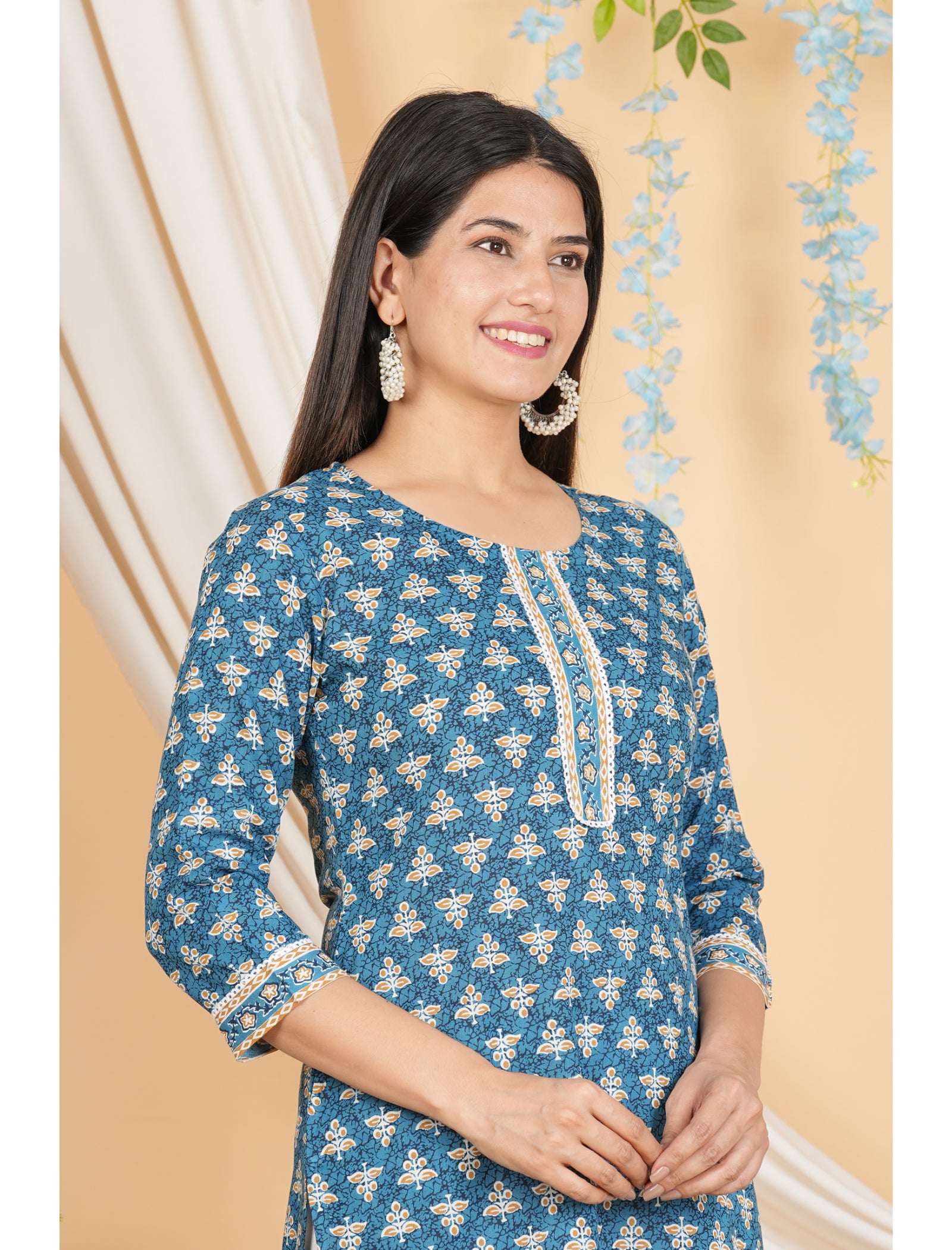 Maluka Women Rayon Floral Printed With Gotta Patti Work Straight Kurta