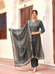 Maluka Women Floral Placement Print Maslin Kurta Pant With Dupatta Set