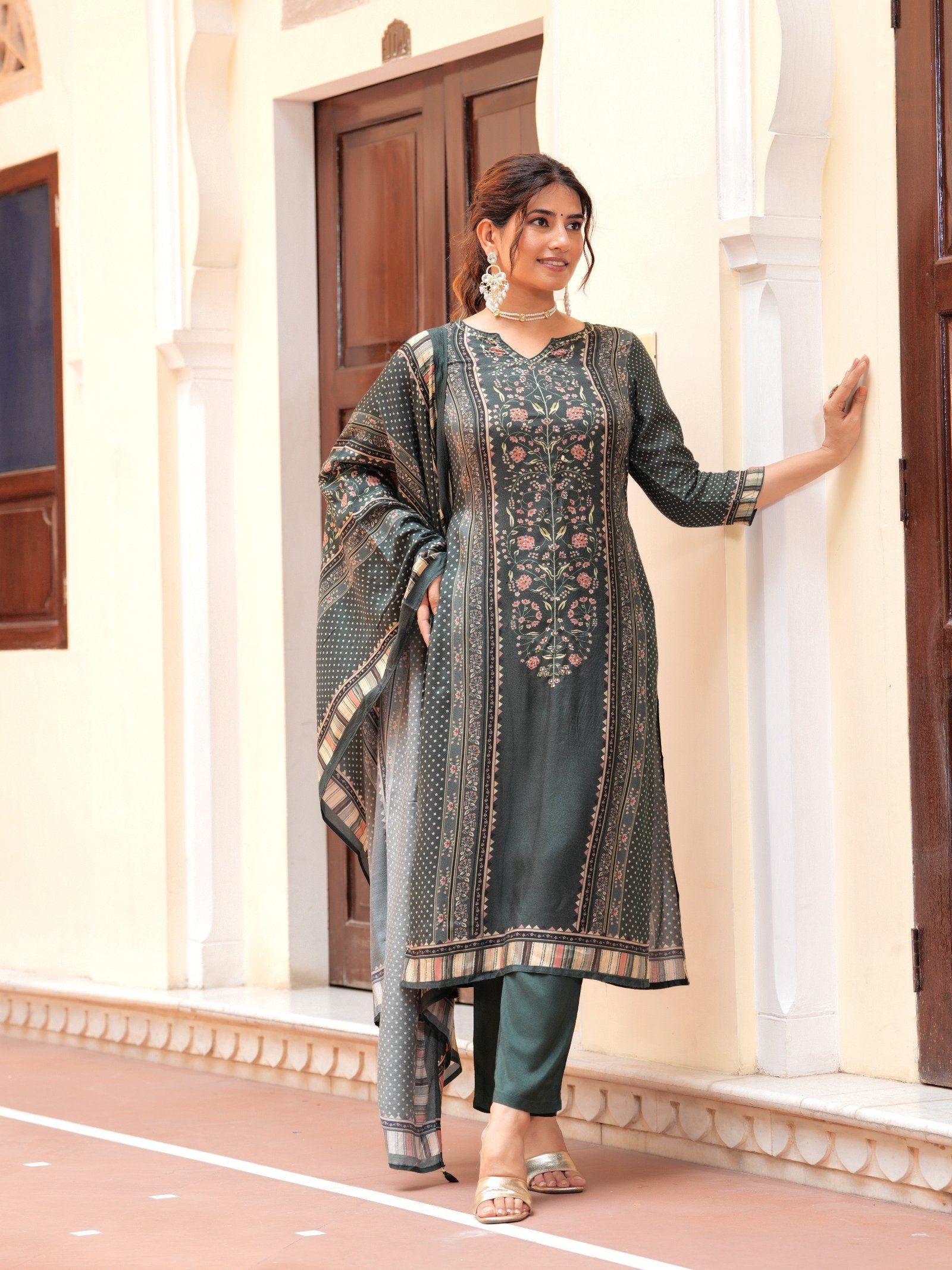 Maluka Women Floral Placement Print Maslin Kurta Pant With Dupatta Set