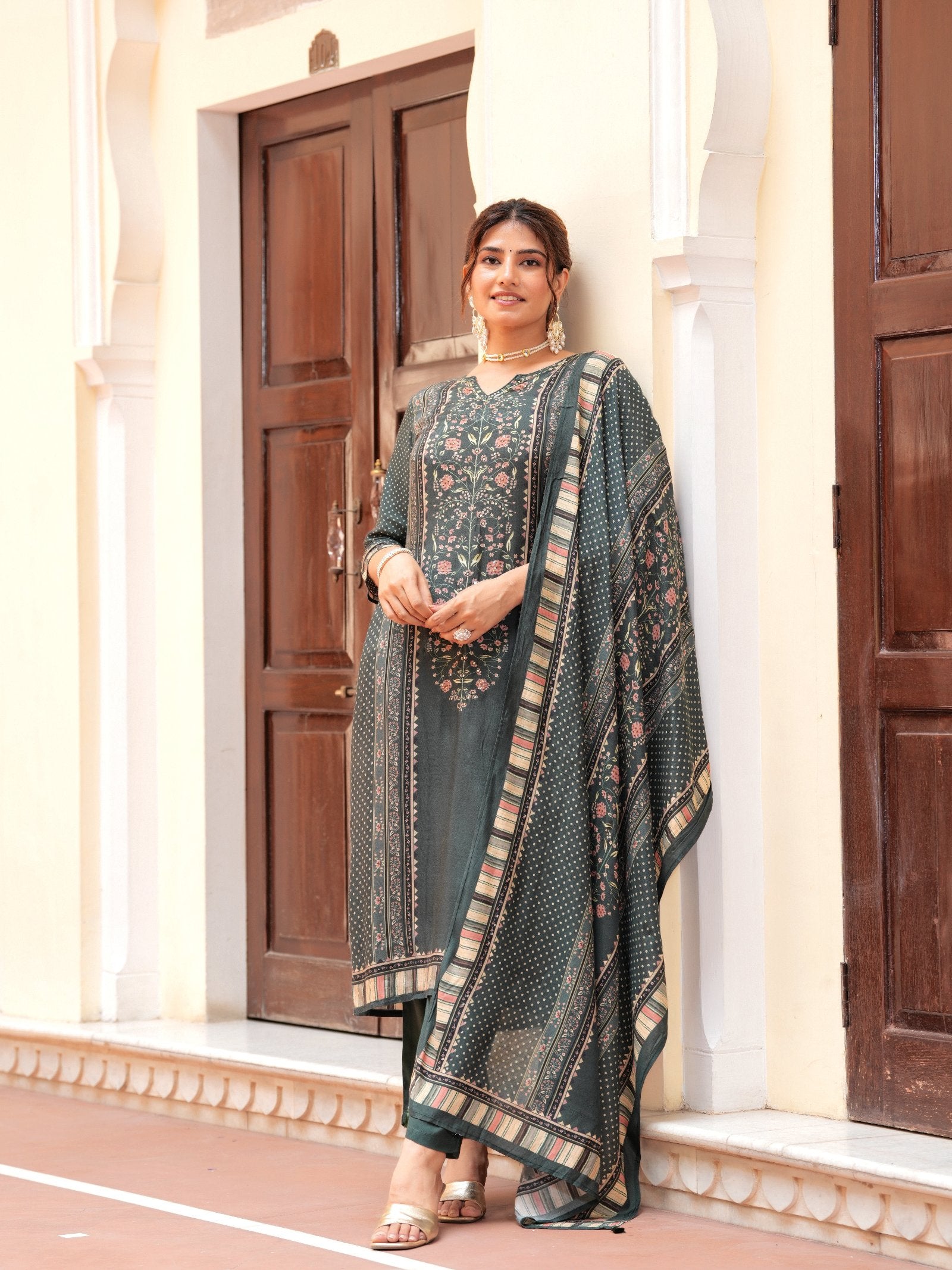Maluka Women Floral Placement Print Maslin Kurta Pant With Dupatta Set