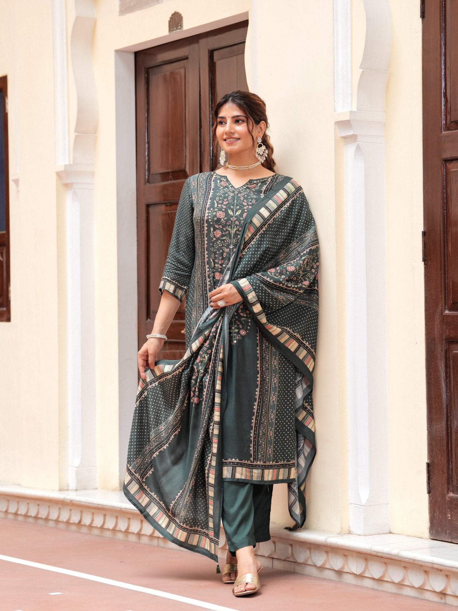 Maluka Women Floral Placement Print Maslin Kurta Pant With Dupatta Set
