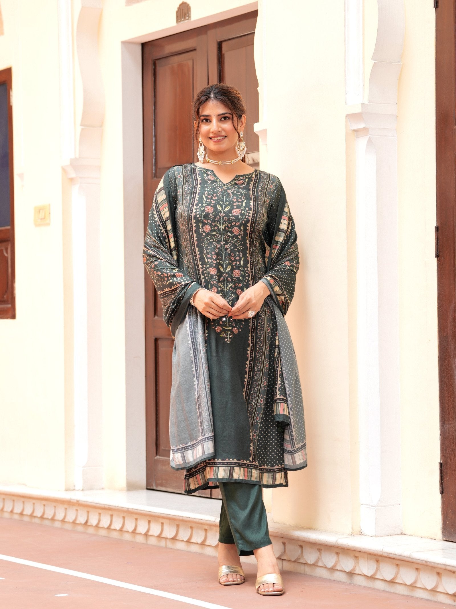 Maluka Women Floral Placement Print Maslin Kurta Pant With Dupatta Set