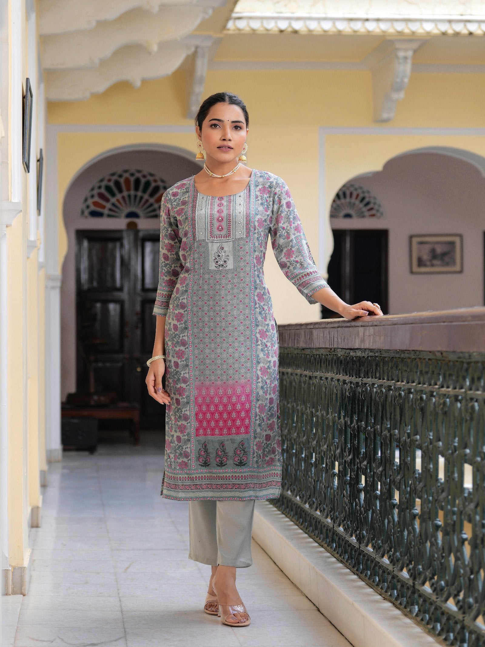 Maluka Women Natural crape Floral Printed Kurta Pant with Dupatta Set
