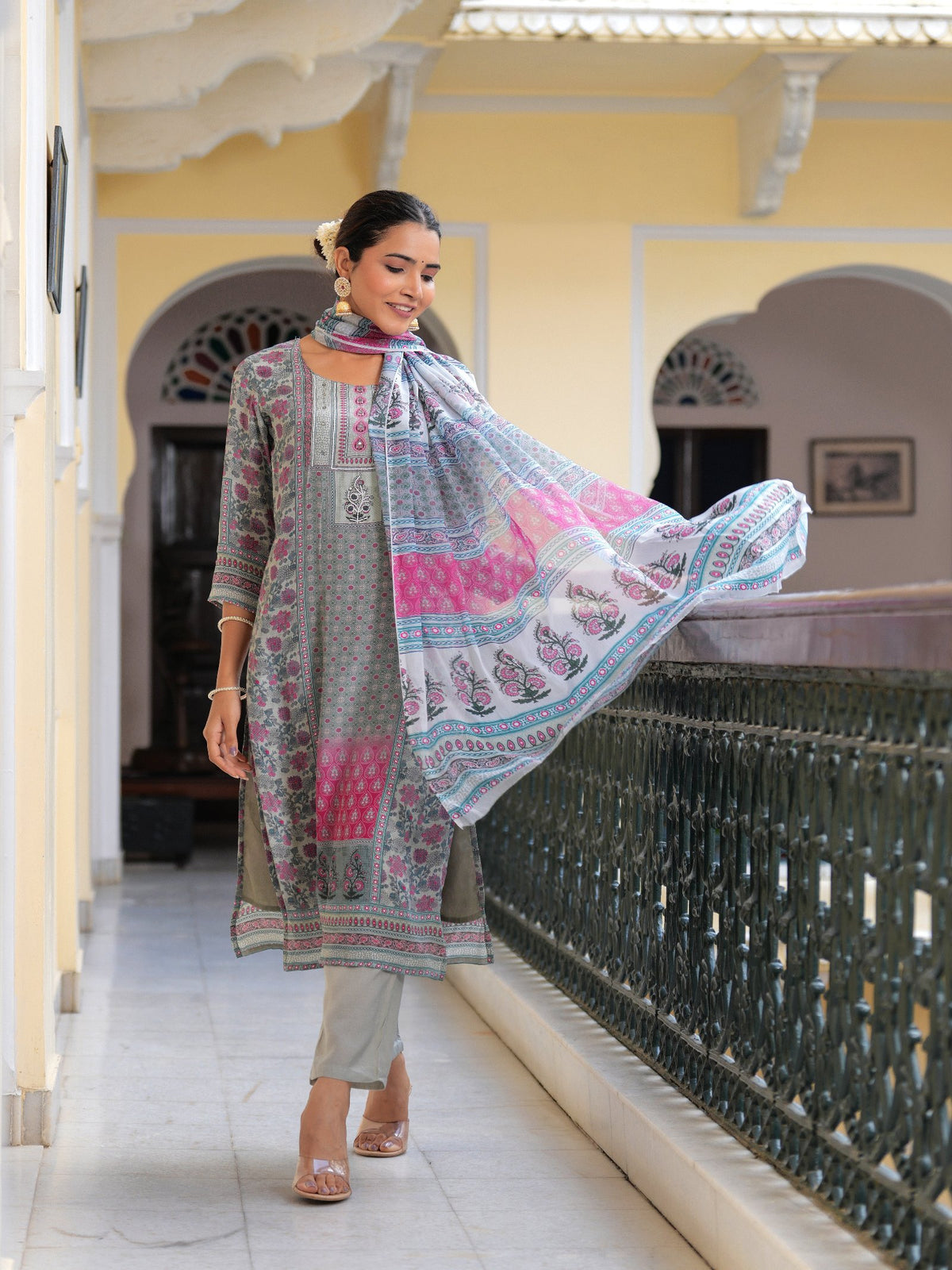 Maluka Women Natural crape Floral Printed Kurta Pant with Dupatta Set
