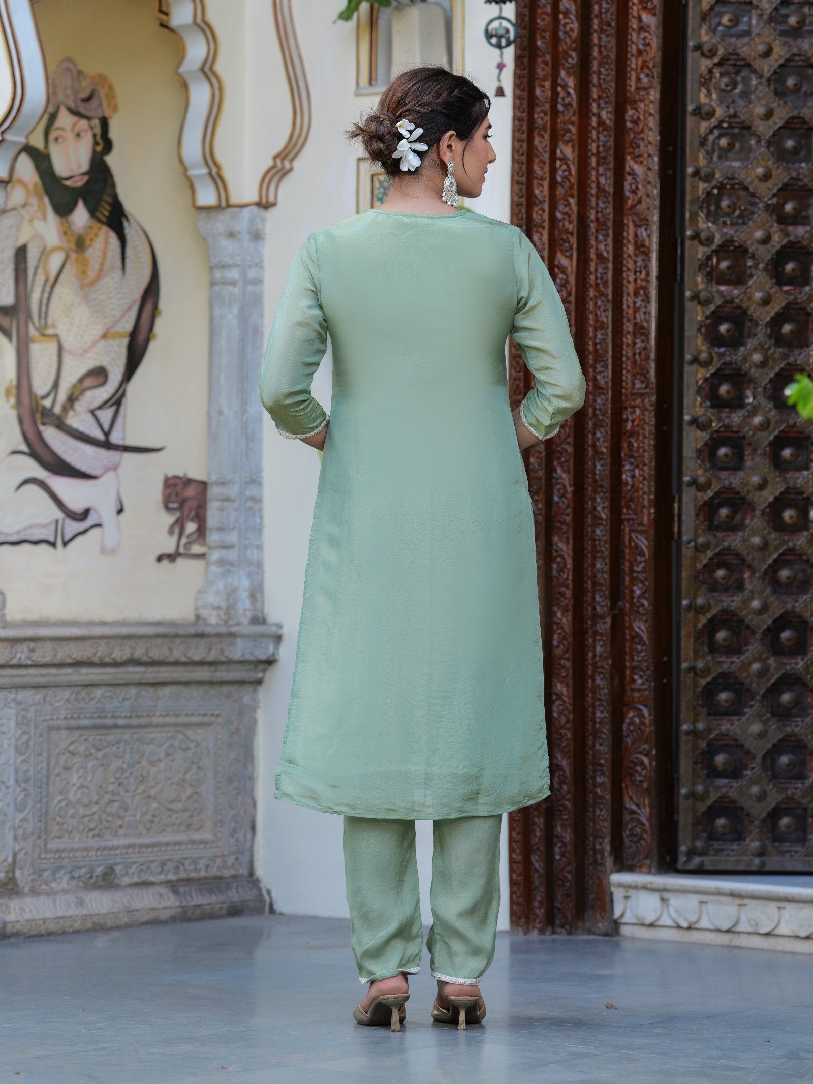 MALUKA WOMEN SHIMMER CREPE EMBROIDERED TISSUE KURTA SET