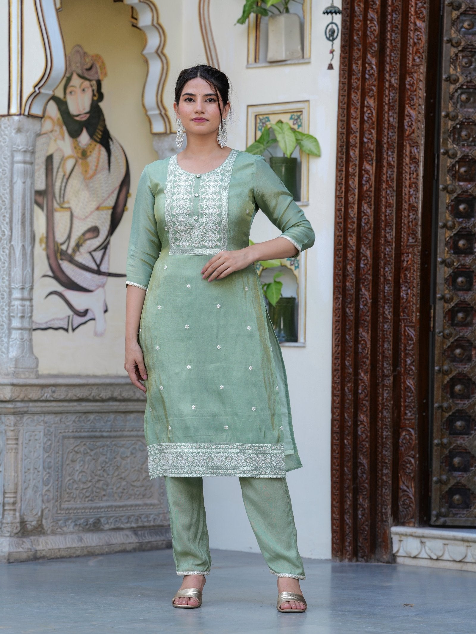 MALUKA WOMEN SHIMMER CREPE EMBROIDERED TISSUE KURTA SET