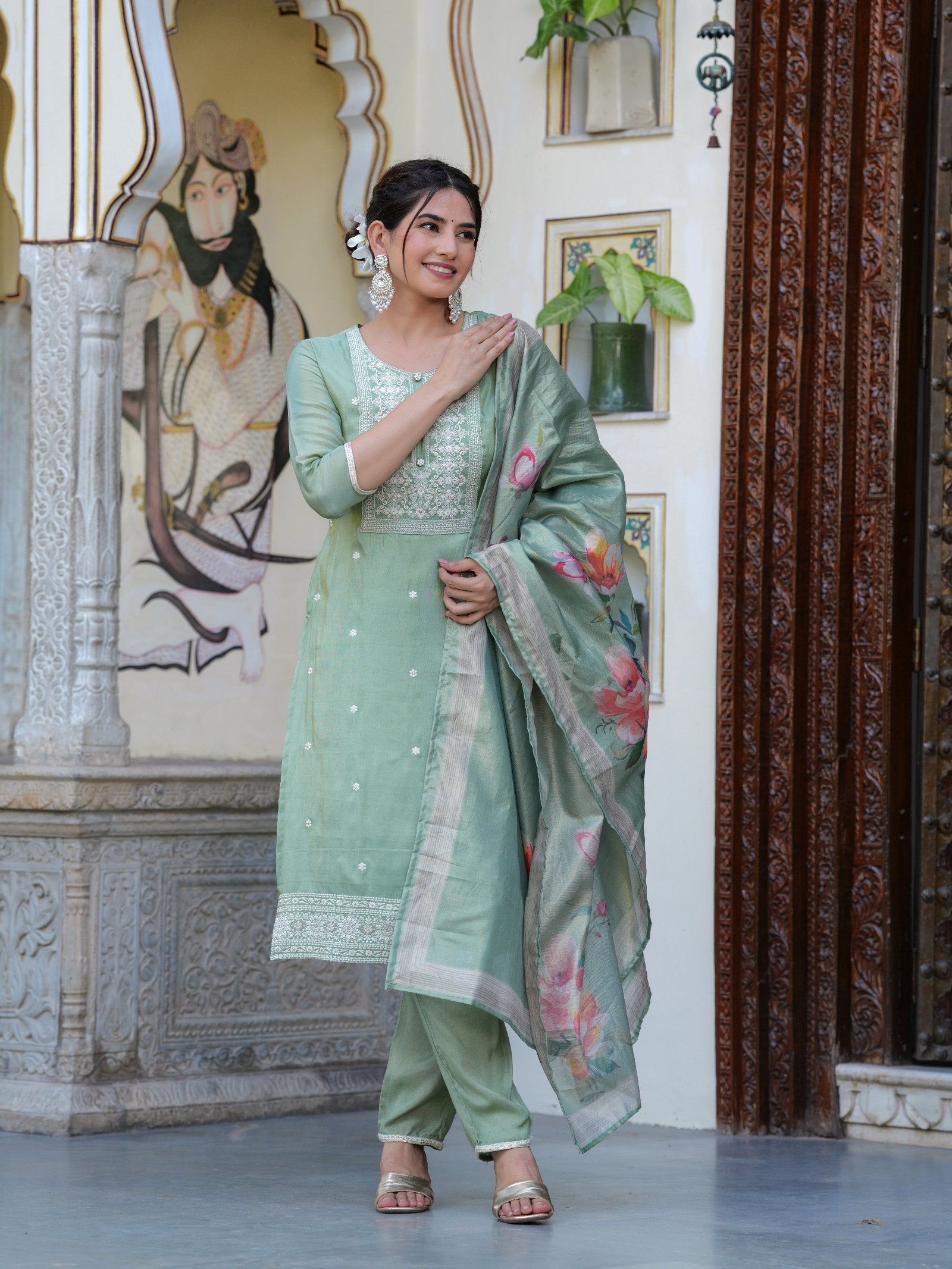 MALUKA WOMEN SHIMMER CREPE EMBROIDERED TISSUE KURTA SET
