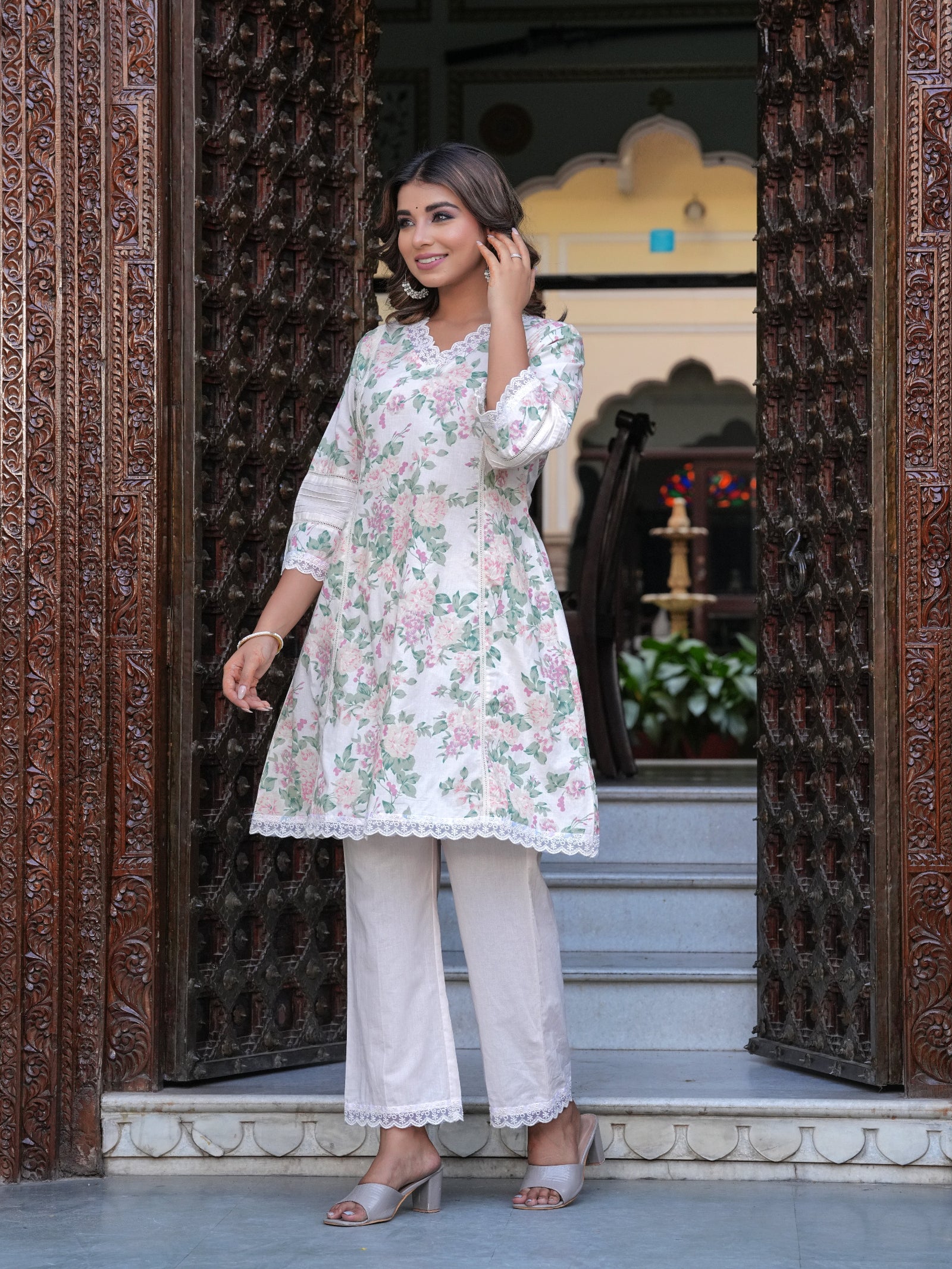 Maluka Women White Cotton Floral Print Kurta Pant
