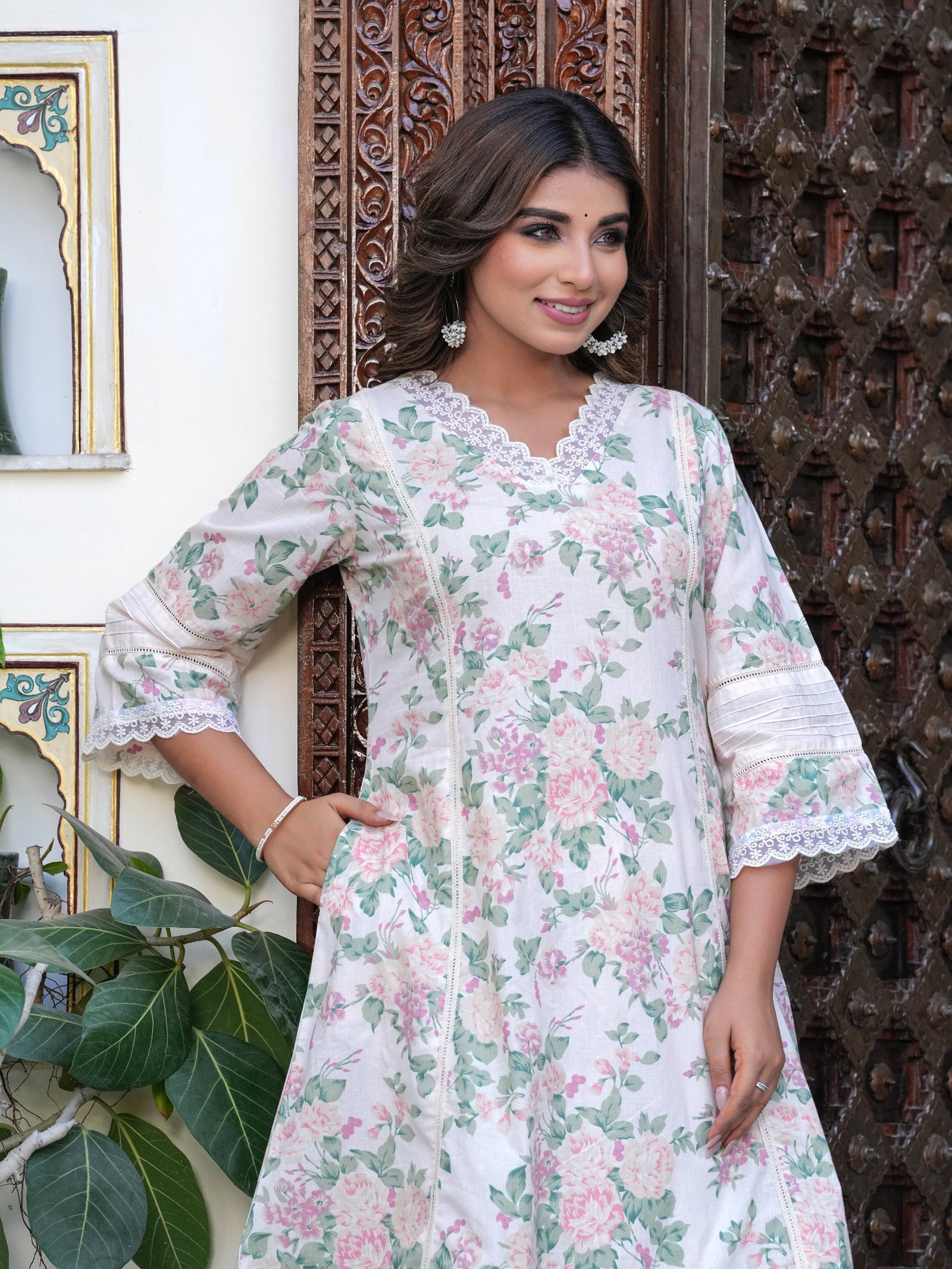 Maluka Women White Cotton Floral Print Kurta Pant