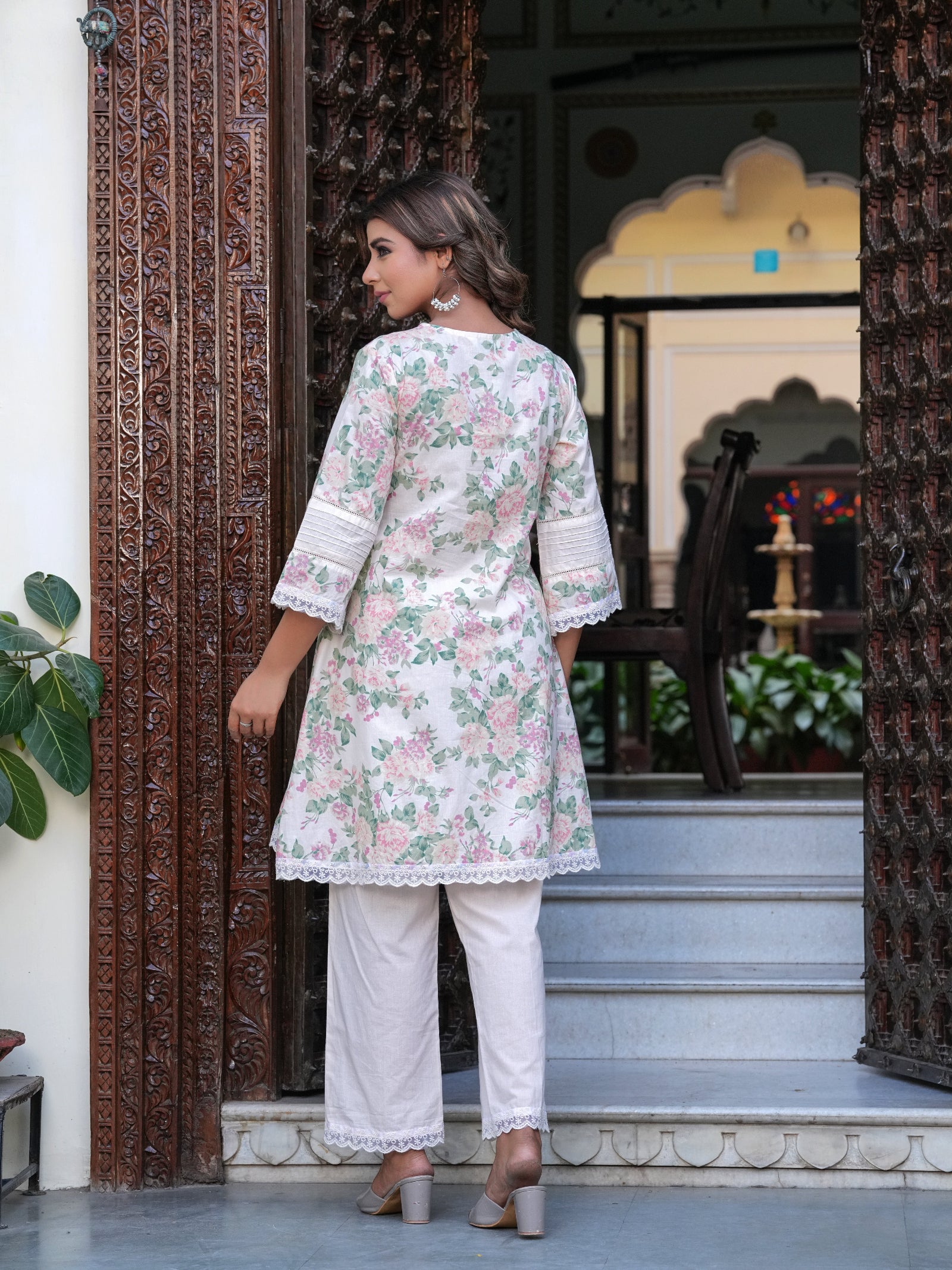 Maluka Women White Cotton Floral Print Kurta Pant