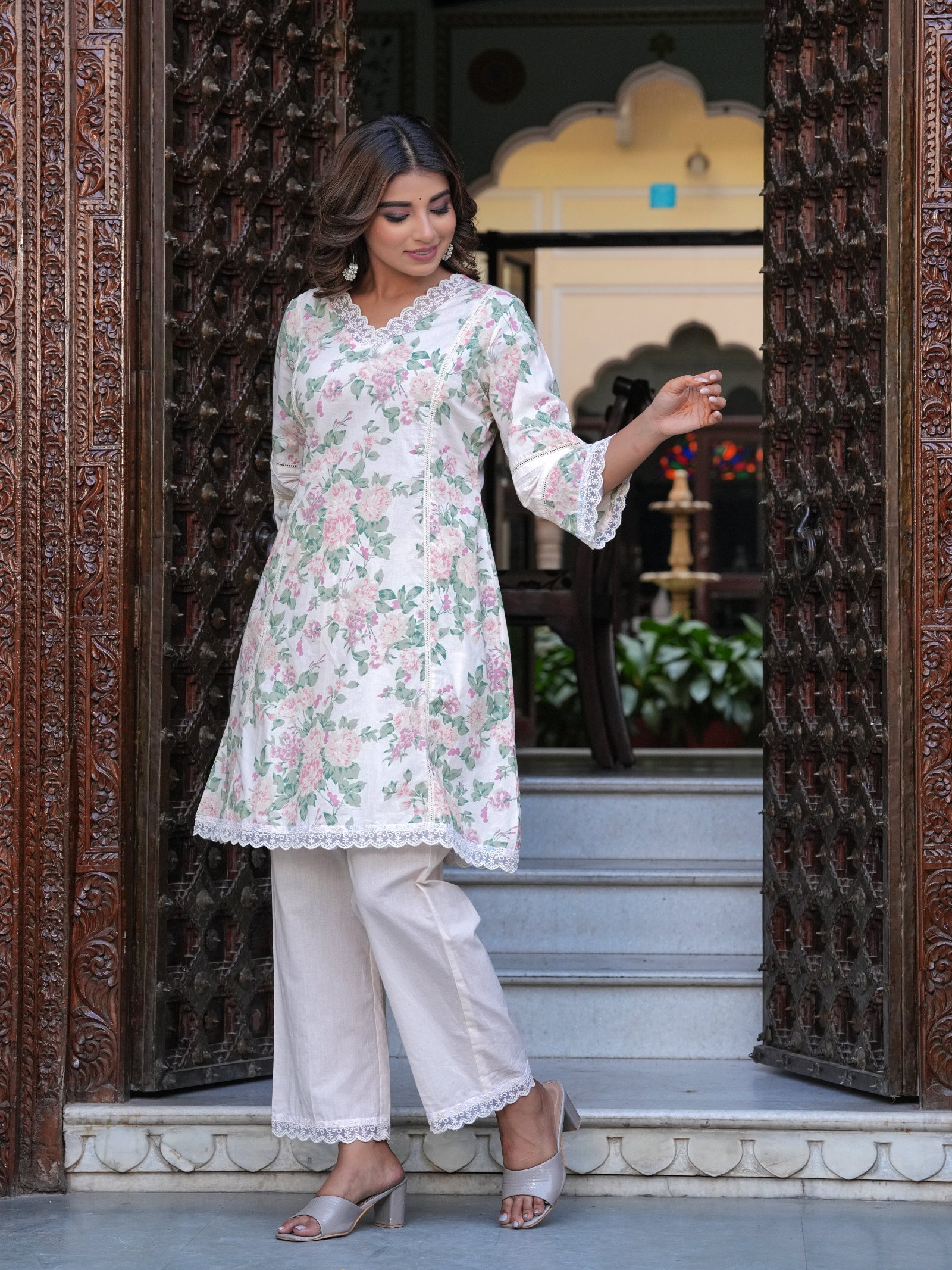 Maluka Women White Cotton Floral Print Kurta Pant
